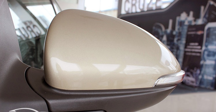 Những trang bị an toàn mới có thể kể đến trên xe Cruze LT 2016 là: hệ thống chống bó cứng phanh ABS cho cả 4 bánh (phanh đĩa trước - sau), gương chiếu hậu xe Cruze LT tích hợp đèn báo rẽ an toàn cho các phương tiện đang lưu thông trên đường. Đặc biệt, hệ thống đèn pha xe Cruze LT 2016 sử dụng công nghệ cảm biến ánh sáng bật tắt tự động.