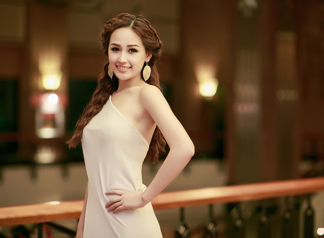 Mai Phương Thúy sinh năm 1988 tại Hà Nội. Cô tham gia cuộc thi hoa hậu khi mới 18 tuổi.