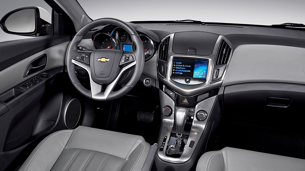 Chevrolet Cruze phiên bản LTZ mới nay được trang bị hệ thống giải trí MyLink – hỗ trợ bạn thực hiện cuộc gọi, tra cứu danh bạ hay thưởng thức những bài hát yêu thích cũng như quản lý các tính năng khác vô cùng dễ dàng và thuận tiện.