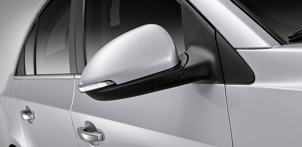 Bên cạnh đó chi tiết ngoại thất xe mới còn được thể hiện ở gương chiếu hậu xe Cruze LTZ 2016 có tích hợp đèn báo rẽ xi-nhan an toàn cho người xung quanh dễ dàng quan sát khi người lái có ý định chuyển hướng.