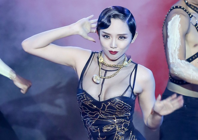 Đầu năm 2015, Tóc Tiên tham gia chương trình The Remix với ca khúc “Ngày mai” phiên bản “Vũ điệu cồng chiêng”, Tóc Tiên đã để lại ấn tượng sâu sắc trong lòng người hâm mộ.