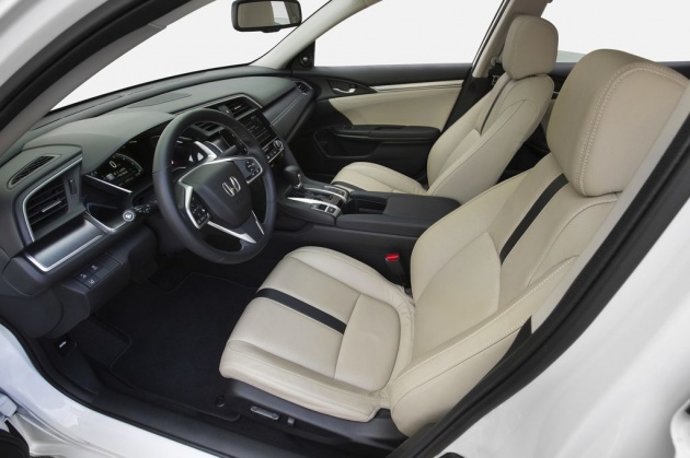 Nội thất trên Civic 2016 cũng được nâng cấp một chút về chất liệu da, bảng ốp. Theo đó, toàn bộ ghế trên xe đều được bọc da. 