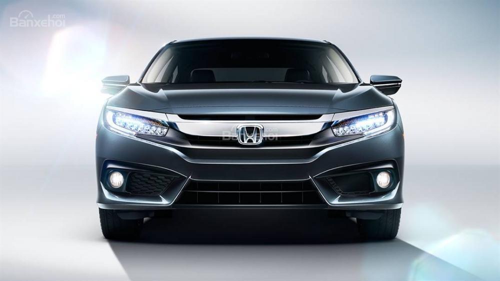 Đầu xe Civic 2016 được Honda thiết kế hoàn toàn mới so với phiên bản cũ. Phần logo Honda đã được đẩy lên mũi xe có mạ Chrome sáng bóng. 