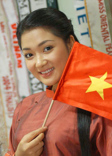 Ngay từ khi mới đăng quang Hoa hậu Việt Nam 2004, nhan sắc mặn mà, ''khuôn trăng đầy đặn, nét ngài nở nang'' của Nguyễn Thị Huyền đã rất được lòng công chúng. 