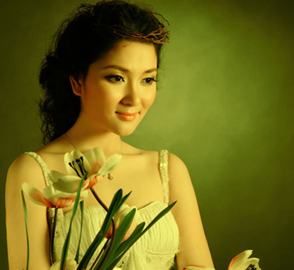 Nguyễn Thị Huyền đăng quang Hoa hậu Việt Nam 2004 trong nhiều lời tán dương. Sau đó, cô tiếp tục khiến khán giả quê nhà phải tự hào khi lọt vào top 15 người đẹp nhất cuộc thi Hoa hậu Thế giới 2004.