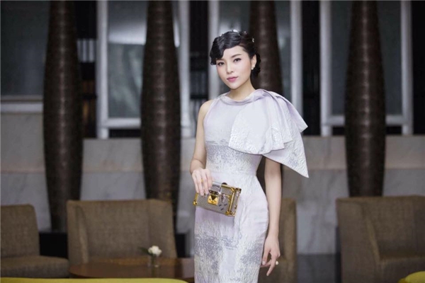 Mới đây nhất, xuất hiện trong buổi họp báo Hoa hậu Việt Nam tại Hà Nội, Kỳ Duyên gây bất ngờ với phong cách như quý bà U40.