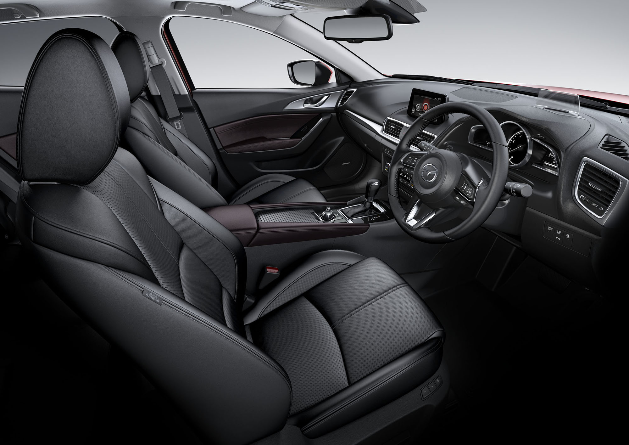 Bên trong Mazda3 có một số thay đổi ở tay lái với các đường nét sắc cạnh hơn, bảng điều khiển có thêm các đường trang trí bằng kim loại và vật liệu này cũng bắt gặp trên bậc cửa.