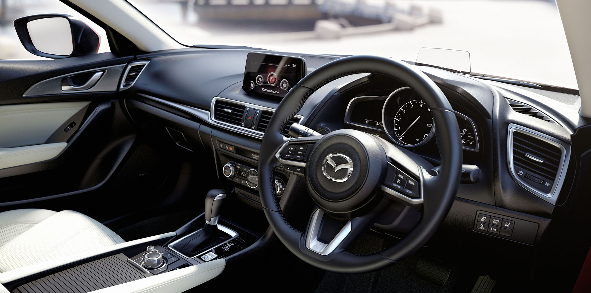 Ngoài ra ở thiết bị an toàn, Mazda lần đầu tiên giới thiệu hệ thống G-Vectoring Control - một công nghệ mới hỗ trợ an toàn giúp người lái kiểm soát xe tốt hơn bằng cách giảm lực kéo động cơ khi vào cua bằng cách thay đổi thời điểm đánh lửa.