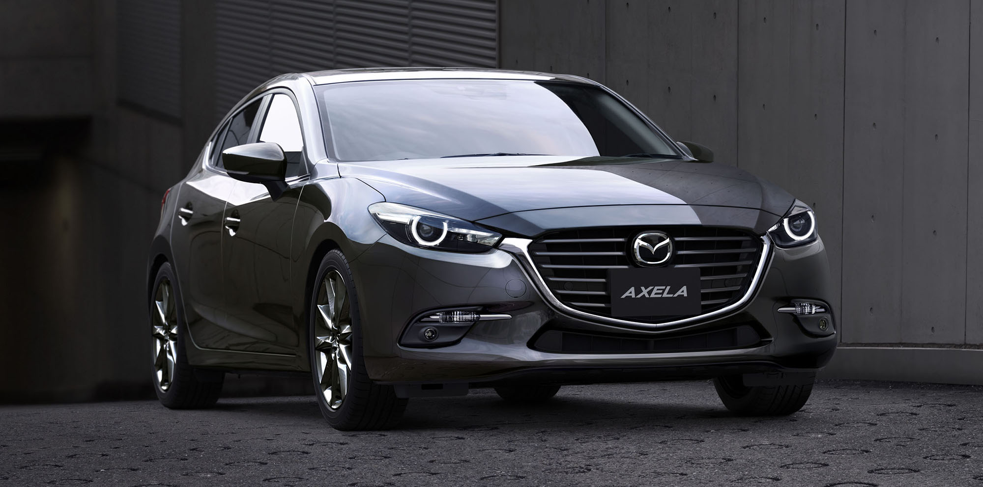 Hôm qua (ngày 14/7), Mazda Nhật Bản chính thức trình làng Mazda3 2017 với nhiều cải tiến cho cả hai dòng sedan và hatchback. Tại đất nước mặt trời mọc, Mazda3 còn có tên gọi khác là Axela.