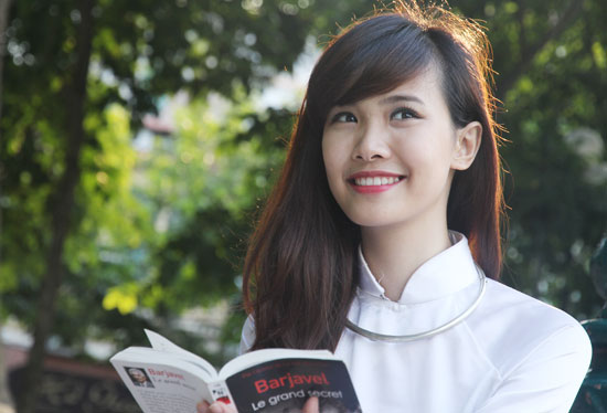 Một Hương Ly xinh xắn với giọng hát ngọt ngào thường xuất hiện trong các hoạt động, chương trình thường niên của trường. Một Hương Ly xinh xắn với giọng hát ngọt ngào thường xuất hiện trong các hoạt động, chương trình thường niên của trường.