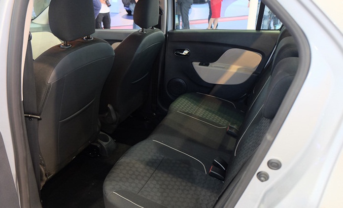 Hướng đến sự thoải mái của người tiêu dùng, Logan trang bị ghế xe có thiết kế lớn ôm lấy người cho vị trí ngồi chắc chắn.
