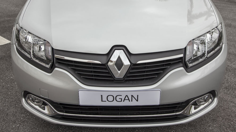 Điểm nhấn trong thiết kế ngoại thất Renault Logan đến từ cản trước với hốc đèn sương mù viền crom sáng giúp tăng tính thể thao và sang trọng, gương chiếu hậu kích thước lớn được chỉnh điện và tích hợp đèn báo rẽ.