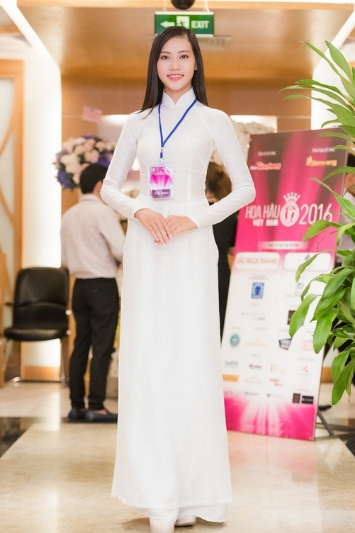 Người đẹp Huế còn có gương mặt hiền dịu và nụ cười rất duyên. Người đẹp Huế còn có gương mặt hiền dịu và nụ cười rất duyên.