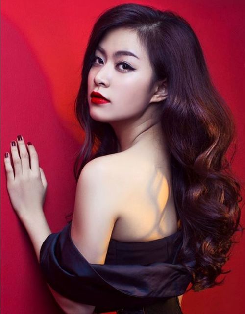 Hoàng Thùy Linh sinh năm 1988 là một trong những mỹ nhân Việt sở hữu vẻ đẹp trời cho. Ngày từ khi còn nhỏ, cô đã là một cô bé xinh xắn, đáng yêu.