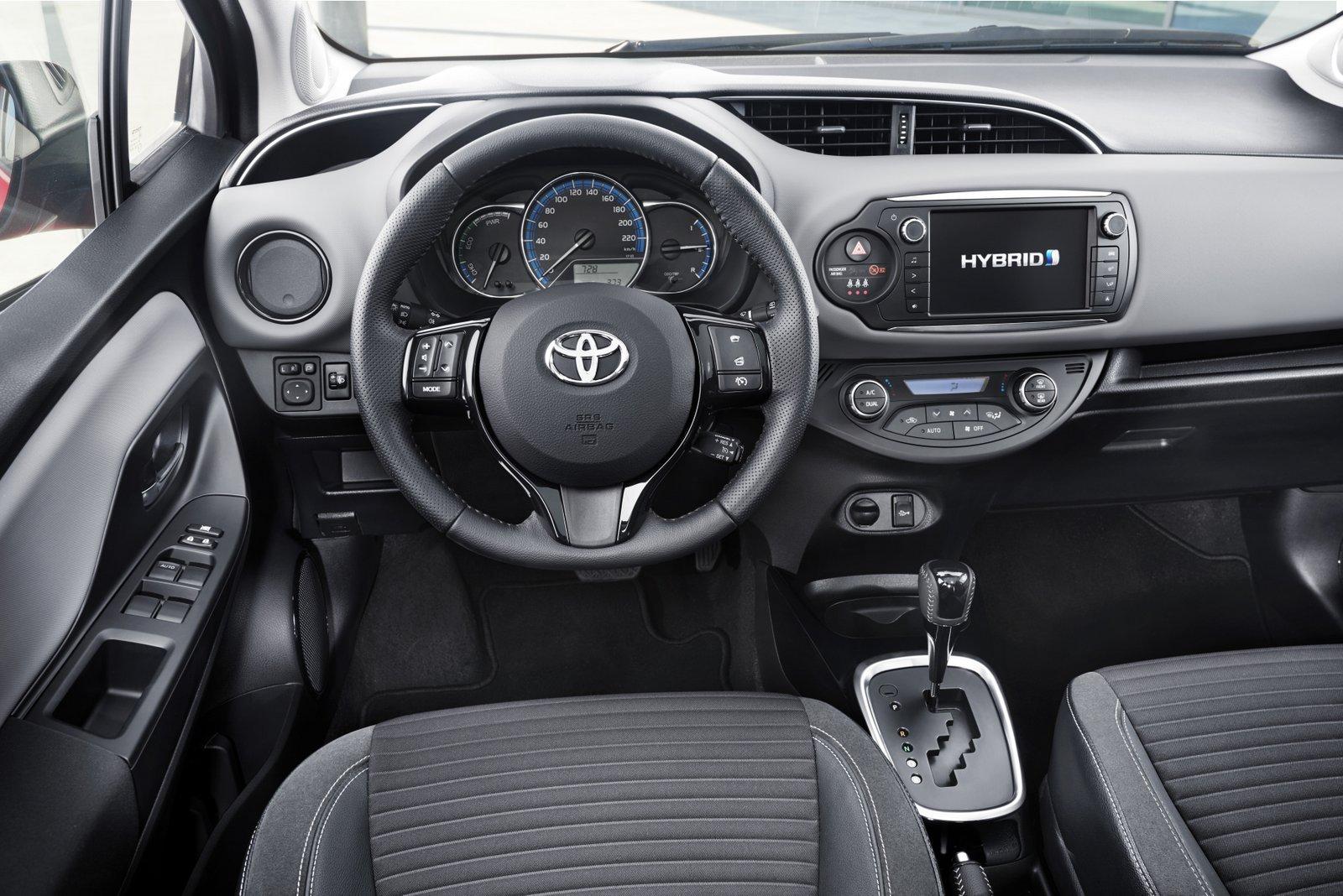 Điểm nhấn khác trên Toyota Yaris 2016 là vô lăng 3 chấu có chi tiết mạ bạc. Phiên bản 1.3G của Toyota Yaris 2016 có vô lăng bọc da tích hợp các nút bấm điều khiển hệ thống âm thanh và giải trí rất tiện dụng. Phiên bản 1.3E lại không được trang bị hệ thống âm thanh trên vô lăng.