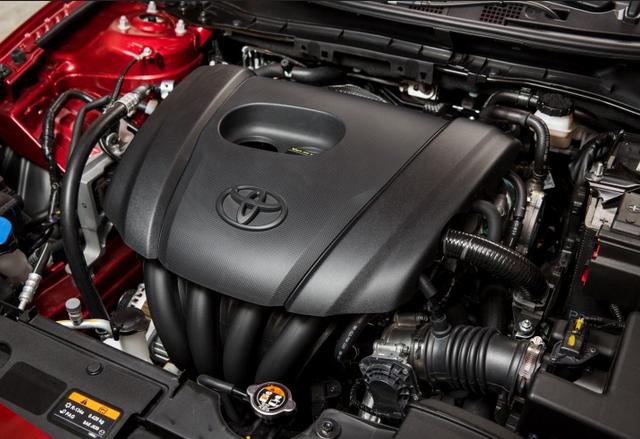 Về động cơ, Toyota Yaris 2016 sử dụng động cơ 2NZ-FE dung tích 1.3L, công suất cực đại 84 mã lực tại 6.000 vòng/phút, momen xoắn đạt 121 Nm tại 4.000 vòng/phút. Hộp số vận động 4 cấp dễ vận hành với các chế độ số khác nhau.