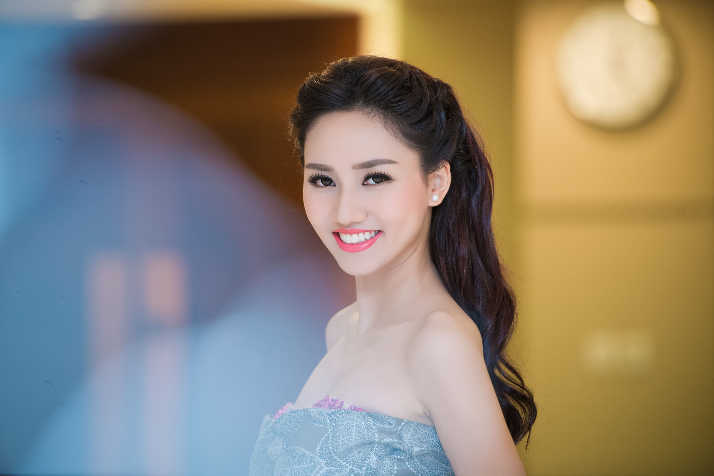 Á hậu Ngô Trà My sinh năm 1992 tại Hà Nội, cô tốt nghiệp Đại học Thăng Long chuyên ngành Tài chính ngân hàng. 