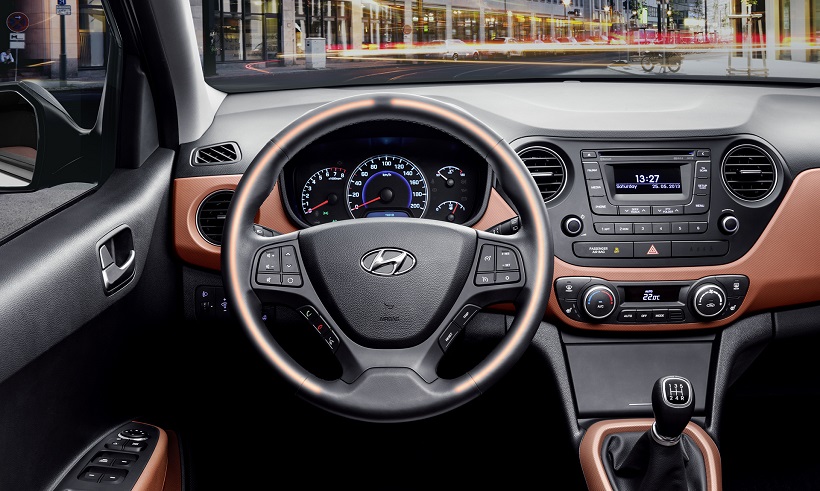 Vô lăng xe Hyundai Grand i10 2016 được trang bị hàng loạt các phím điều khiển hệ thống âm thanh, chức năng khởi động/dừng (start/stop), chìa khóa thông minh giúp chủ xe mở/khóa xe qua cảm biến với chìa khóa bên mình, gương chiếu hậu với chức năng chỉnh điện và gập điện khi chủ xe khóa cửa xe, đặc biệt gương chiếu hậu trang bị thêm tính năng sấy điện giúp gương luôn thấy rõ khi trời mưa.