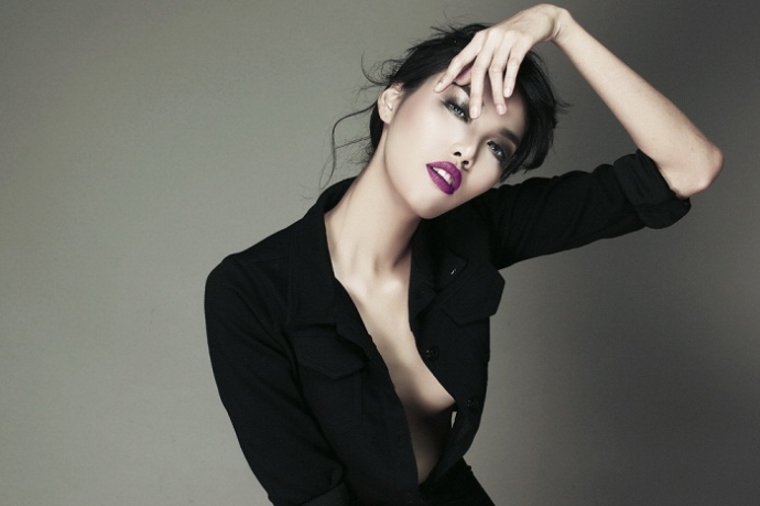 Năm 2013, cô tham gia cuộc thi người mẫu New Silk Road Model Look tại Philippines và đạt giải á quân 1.