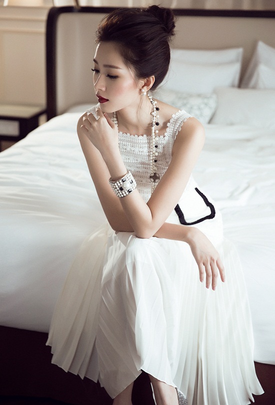 Cách đây ít giờ, Hoa hậu Thu Thảo đã công bố bộ ảnh mới nhất của cô. Trong ảnh Thu Thảo vừa đẹp ngọt ngào, tinh tế, vừa cổ điển, gợi cảm và cũng đầy cá tính.
