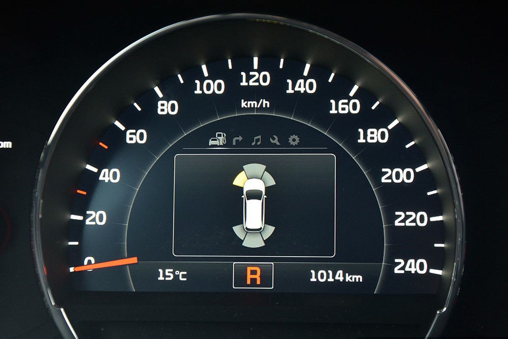Cụm đồng hồ được nâng cấp và tích hợp màn hình TFT-LCD Supervision 7 inch ở giữa đồng hồ đo tốc độ. Màn hình dùng để hiển thị những thông tin cơ bản về chuyến đi, hỗ trợ đậu xe và chế độ vô-lăng Flex Steer.