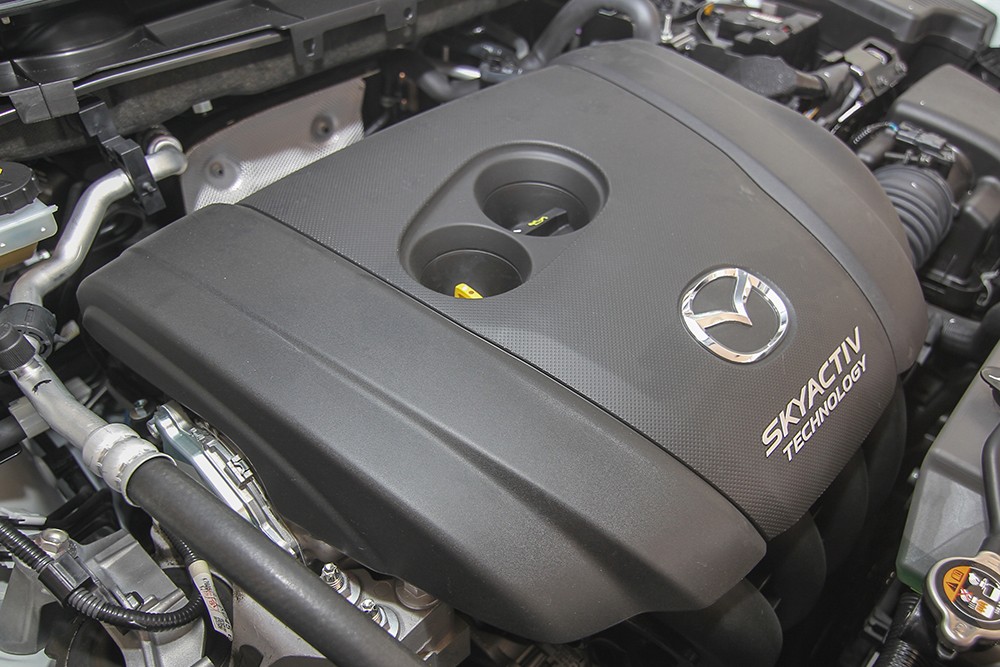 Mang đến sức mạnh cho Mazda CX-5 2016 vẫn là động cơ xăng 2.0L Skyactive-G sản sinh công suất 155 mã lực tại 6.000 vòng/phút, mô-men xoắn 203 Nm tại 4.000 vòng/phút. Ngoài ra, khách hàng cũng có thể lựa chọn thêm một phiên bản động cơ xăng 2.5 lít SkyActiv-G đi kèm hệ dẫn động 2WWD hoặc AWD, hộp số tự động 6 cấp. Động cơ này sản sinh công suất 184 mã lực và mômen xoắn 225 Nm.