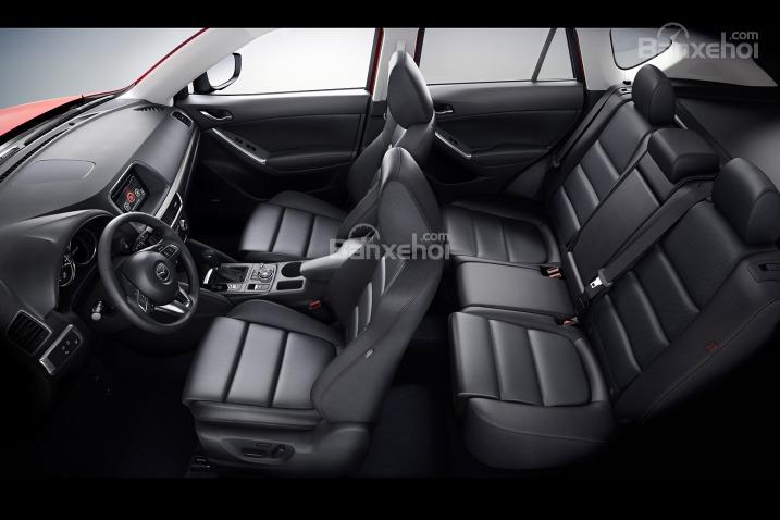 Tiến vào bên trong, khoang cabin của CX-5 2016 đã được các kĩ sư thiết kế lại đôi chút giúp người dùng có cảm giác thoải mái hơn mỗi khi trải nghiệm trên xe. 