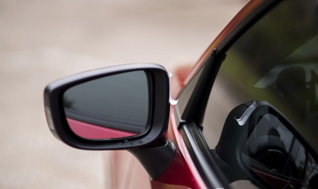 Gương chiếu hậu bản nhỏ phù hợp với thiết kế tổng quan của cả xe.