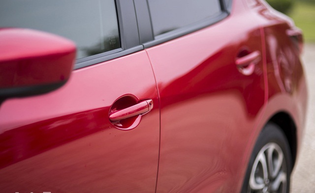 Tay nắm cửa của Mazda2 thế hệ mới với ổ khoá cơ thông thường.