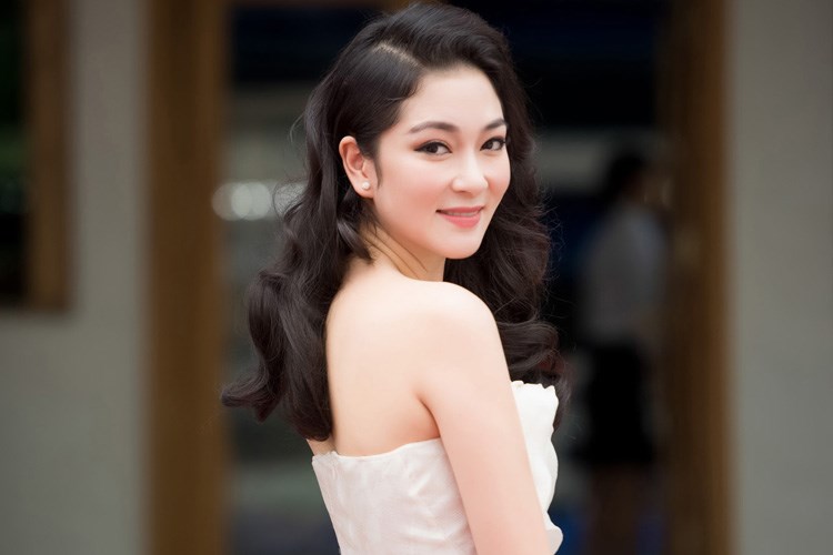 Nguyễn Thị Huyền sinh năm 1985 tại Hải Phòng, trước khi đến với cuộc thi Hoa hậu Việt Nam 2004, cô từng đạt danh hiệu á hậu 1 Hoa hậu thể thao Việt Nam tổ chức tại Vũng Tàu.