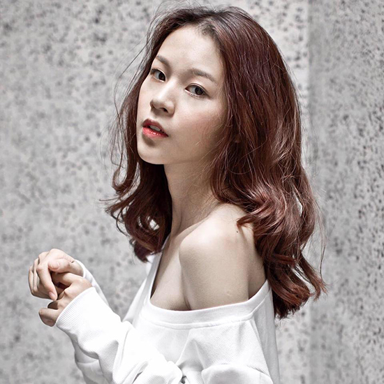 Cô gái sinh năm 1997 đến từ Hà Nội này sở hữu gương mặt cá tính nhất nhì team Hồ Ngọc Hà. Dù mới 19 tuổi nhưng Phương Anh đã có khá nhiều kinh nghiệm làm người mẫu quảng cáo. Trước khi thi The Face, cô từng là người mẫu quảng cáo cho một số nhãn hàng lớn và những trang báo điện tử.