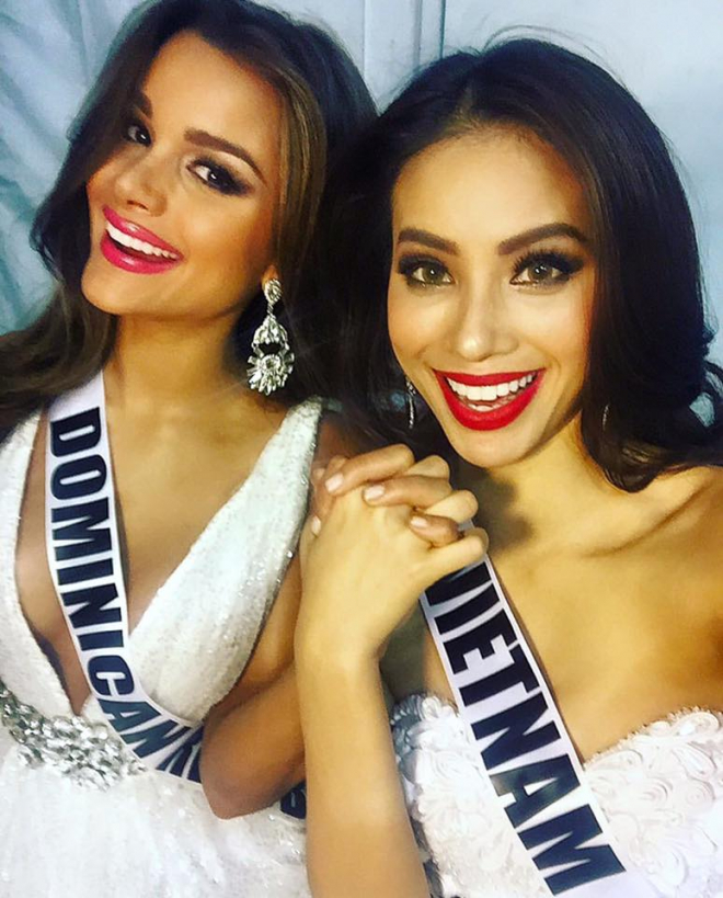 Phạm Hương cùng Clarissa Molina gặp và quen nhau tại cuộc thị Hoa hậu Hoàn vũ 2015.