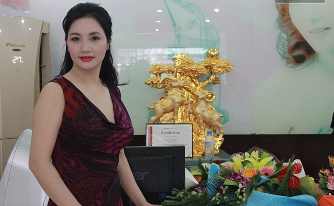 Hiện tại, bà Hòa đang quản lý 1 spa khá lớn tại Hải Phòng. Ngoài ra, bà còn làm chủ 1 công ty sản xuất linh kiện ô tô và giúp chồng điều hành 3 công ty khác tại Quảng Ninh.