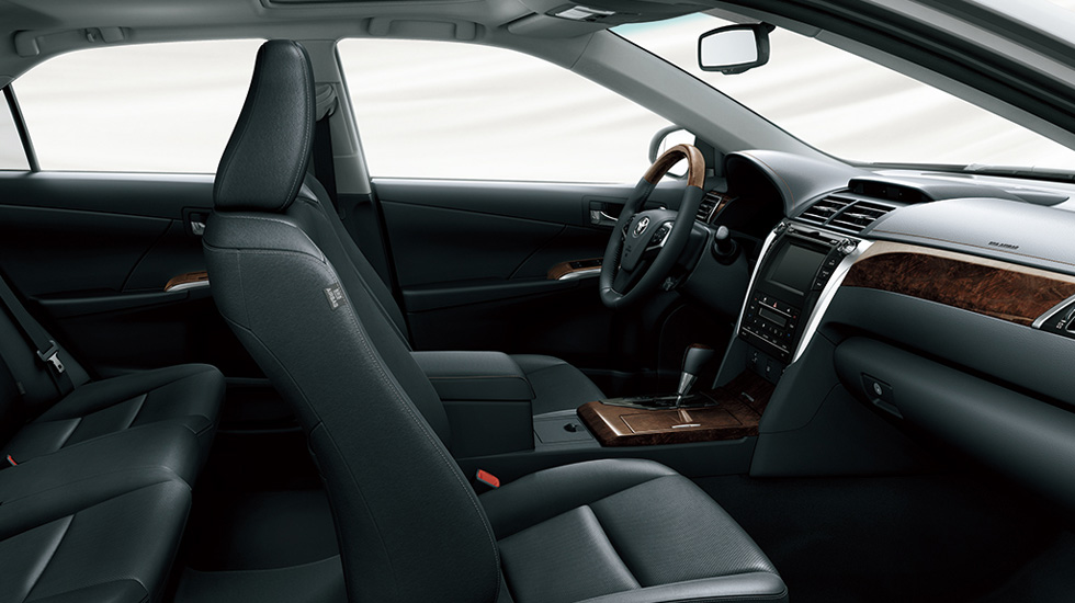 Nội thất tổng thể của Toyota Camry 2016 rộng rãi, tiện nghi được cải tiến với công nghệ hiện đại tạo nên không gian đẳng cấp và yên tĩnh.