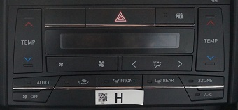Hệ thống điều hòa, Camry 2.5G và 2.0E được trang bị hệ thống điều hòa tự động 2 vùng độc lập phía người lái và phía hành khách phía trước. Toyota Camry 2.5Q 2016 được trang bị hệ thống điều hòa tự động 3 vùng độc lập (người lái, hành khách phía trước và hành khách ngồi phía sau) với bảng điều khiển tích hợp trên tựa tay hàng ghế phía sau giúp hành khách ngồi sau có thể điều chỉnh nhiệt độ và tốc độ gió theo ý muốn.