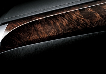 Nội thất bên trong của Toyota Camry 2016 được ốp vân gỗ sang trọng, hòa quyện vào các chi tiết nội thất tinh tế.