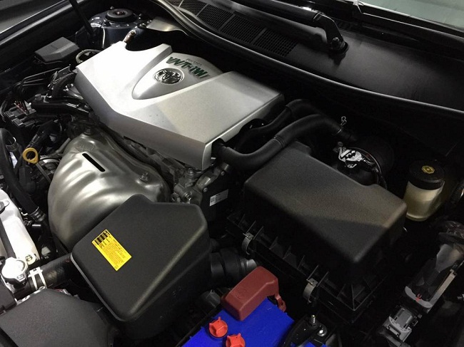 Hộp số tự động 6 cấp hoàn toàn mới được trang bị trên cả 3 phiên bản Toyota Camry 2016 2.5Q, 2.5G và 2.0E. Sự thay đổi lớn này giúp xe tăng giảm số êm ái, tối ưu lớn nhất tỷ số truyền từ động. cơ đến bánh xe cũng góp một phần tăng công suất và tiết kiệm nhiên liệu