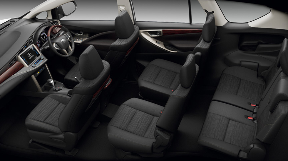Nội thất của Toyota Innova thế hệ độ phá 2016 sang trọng hơn với cách phối hợp chất liệu da và các mảng ốp gỗ cao cấp. Ba phiên bản cho phép tùy chọn giữa bố trí 7 hoặc 8 chỗ ngồi để khách hàng dễ dàng tìm được mẫu xe tốt nhất dành cho gia đình. Ở mẫu 2.0V ghế người lái nay đã trang bị chỉnh điện 8 hướng tiện ích, hàng ghế thứ hai gồm 2 vị trí ngồi tách biệt thoải mái và riêng tư hơn.