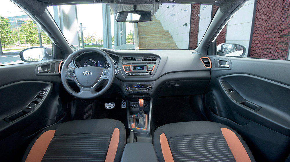 Về nội thất, Hyundai i20 2016 thế hệ mới có đủ không gian rộng rãi và sang trọng được áp dụng giống như các dòng xe cao cấp của Hyundai Veloster, Genesis, cùng với đó vô lăng được thiết kế 3 chấu tích hợp các nút điều khiển âm thanh, nút bấm khởi động, màn hình hiển thị nhiều thông tin, điều hòa tự động. 