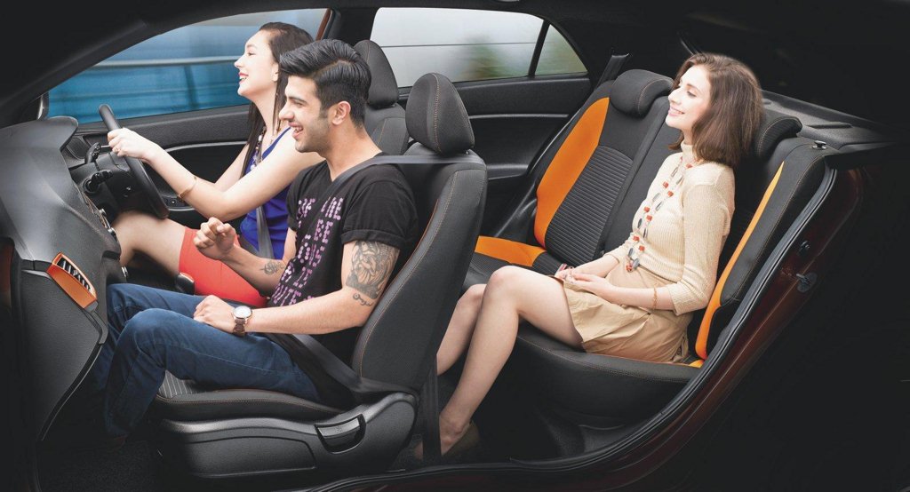 Bên trong cabin Hyundai i20 Active 2016, sự tương phản giữa màu sắc tạo nên sự kích thích hứng khởi về mặt thị giác cho người lái với tông đen kết hợp màu cam.
