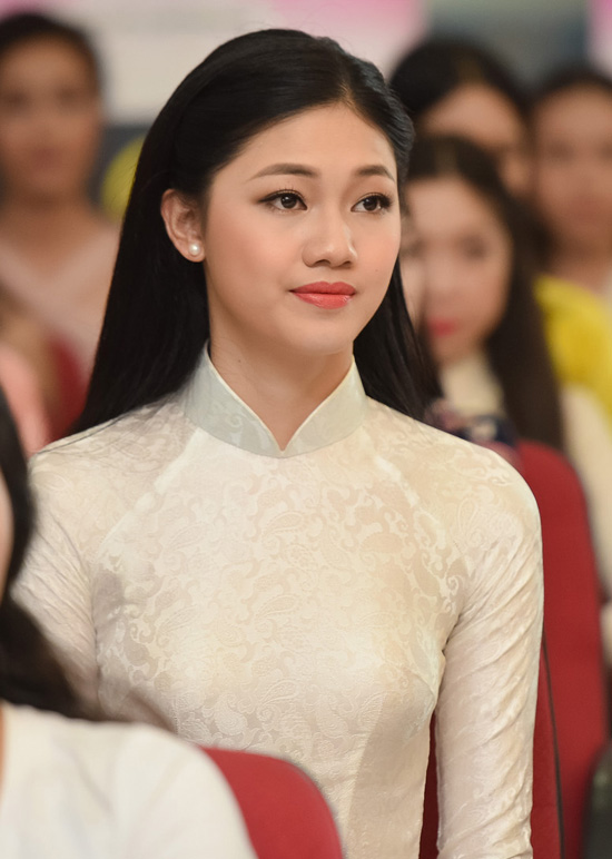 Cô là một trong những thứ sinh giỏi ngoại ngữ nhất tại cuộc thi Hoa hậu Việt Nam 2016.