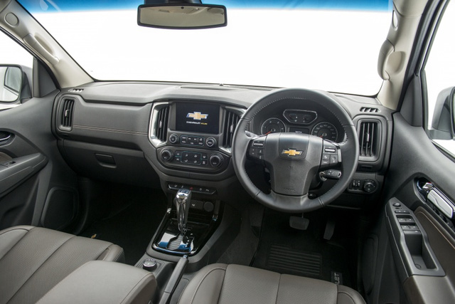 Nội thất của xe với vô-lăng 3 chấu thể thao tích hợp phím chức năng, ghế bọc da, ghi nhớ vị trí ngồi, màn hình cảm ứng đặt chính giữa, bảng táp-lô của xe lấy cảm hứng từ chiếc Chevrolet Colorado phiên bản Mỹ với cách bố trí dàn ngang.
