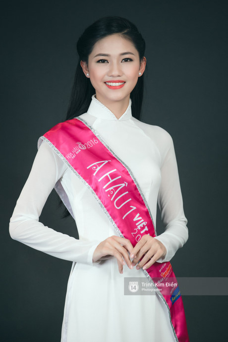 Thanh Tú sinh năm 1994, cô vừa tốt nghiệp Học viện Ngoại giao Hà Nội. 