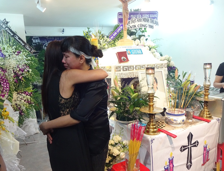 Có những cái ôm chầm rất chặt và những giọt nước mắt tại đám tang của nam ca sĩ Minh Thuận. Ảnh: Một thế giới.