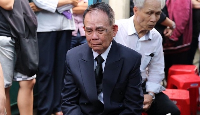 Khi nghe đọc điếu văn, cha Minh Thuận không giữ được vẻ cứng rắn thường thấy trong những ngày qua, ông òa khóc khiến bạn bè thân hữu của nam ca sĩ rớt nước mắt. Ảnh: VTC News.