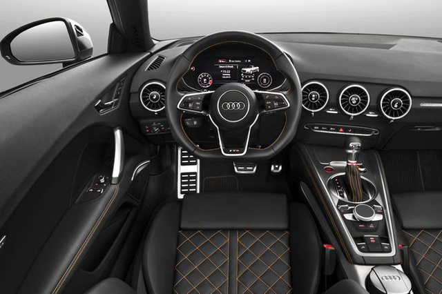 1. Audi TTS 2016 là một trong những mẫu xe ô tô sở hữu nội thất đẹp nhất năm 2016. Bởi hệ thống thông tin giải trí, như buống lái ảo tích hợp nhiều màn hình ở bảng điều khiển. Các nút bấm và núm điều chỉnh điều hoà đặt ở vị trí thông mình.