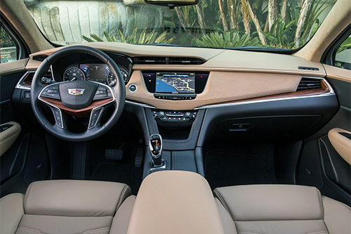 3. Cadillac XT5 2017 đứng ở vị trí thứ ba. Chiếc xe này được đánh giá cao nhờ chất liệu nội thất cao cấp và sang trọng. Bước vào bên trong Cadillac CT5 2017, bạn có thể tìm thấy những chất liệu như gỗ hoa hồng, da semi-Aniline và trần xe bọc da lộn.