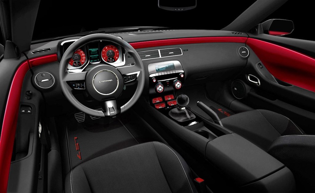 4. Chevrolet Camaro 2016 đứng ở vị trí thứ tư. Theo đánh giá của Wards Auto, Camaro 2016 thiết lập một chuẩn mới cho trang trí nội thất nhất phân khúc. Mẫu xe cơ bắp Mỹ dùng vật liệu nội thất mềm mại, ghế sưởi và làm mát, kết hợp đèn viền hiện đại. Camaro 2016 còn được đánh giá cao về sự thoải mái khi chạy đường dài.