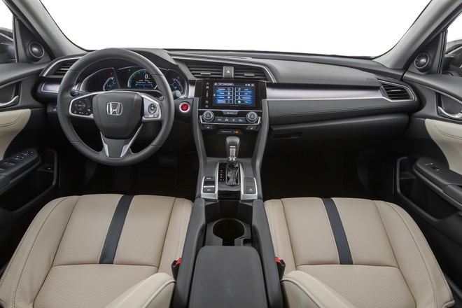 6. Honda Civic 2016 đứng ở vị trí thứ sáu, đây chính là sản phẩm rẻ nhất trong danh sách 10 mẫu xe có thiết kế nội thất đẹp nhất năm 2016 của tạp chí WardsAuto.