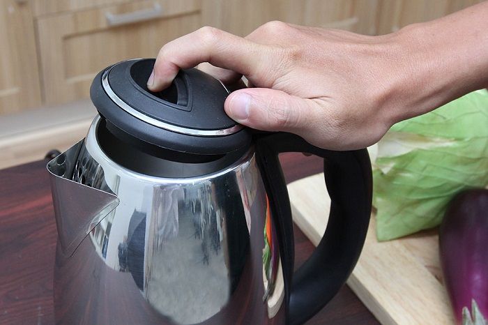 Những thói quen cần loại bỏ ngay khi sử dụng ấm siêu tốc Những thói quen cần loại bỏ ngay khi sử dụng ấm siêu tốc